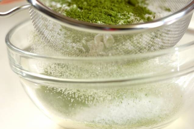 抹茶ロールケーキの作り方の手順1