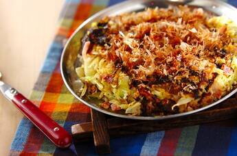 たっぷりキャベツとベーコンのお好み焼き