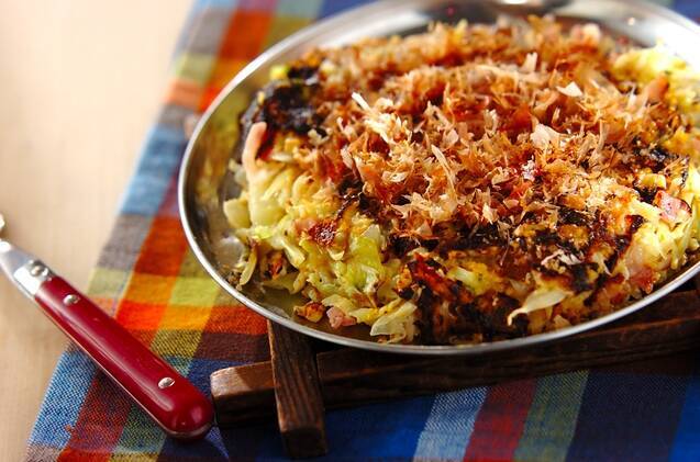 たっぷりキャベツとベーコンのお好み焼き