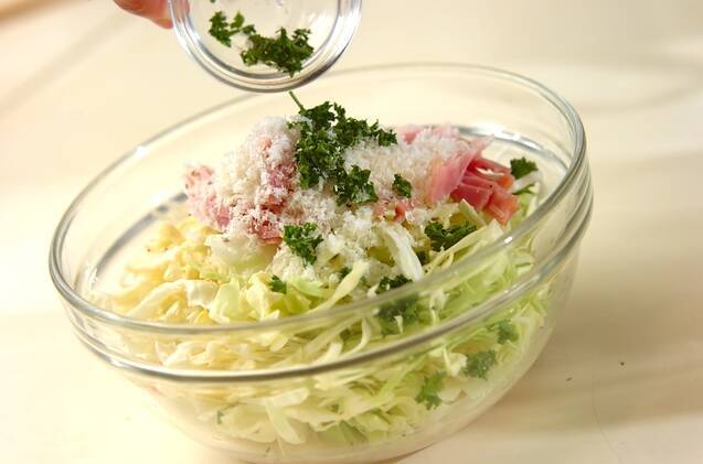 たっぷりキャベツとベーコンのお好み焼きの作り方の手順1