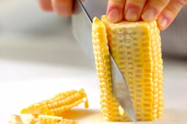 生トウモロコシで！基本のコーンポタージュの下準備1