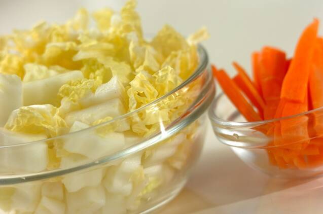 白菜と餃子のあったかスープの作り方の手順1