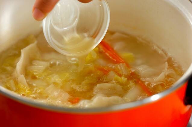 白菜と餃子のあったかスープの作り方の手順3