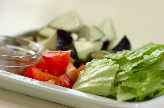 ナスとエビのサラダの作り方の手順1