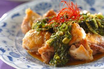 ピリ辛タレでお箸が止まらない！鶏もも肉のネギまみれ