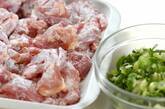 ピリ辛タレでお箸が止まらない！鶏もも肉のネギまみれの下準備1