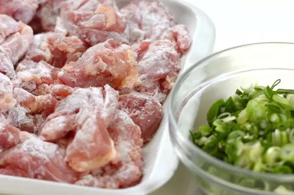 ピリ辛タレでお箸が止まらない!鶏もも肉のネギまみれの下準備1