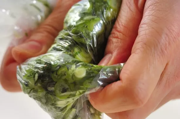 ピリ辛タレでお箸が止まらない!鶏もも肉のネギまみれの作り方1