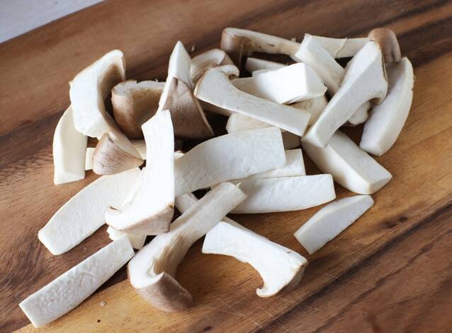 簡単人気エリンギのレシピ めんつゆバター炒め byぐっち夫婦の作り方の手順1