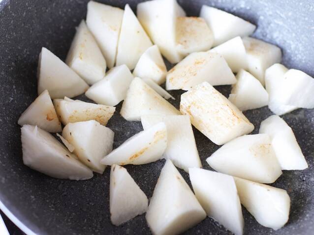 簡単人気エリンギのレシピ めんつゆバター炒め byぐっち夫婦の作り方の手順2