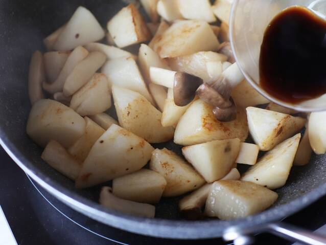 簡単人気エリンギのレシピ めんつゆバター炒め byぐっち夫婦の作り方の手順4