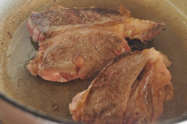牛すね肉の赤ワイン煮の作り方の手順1