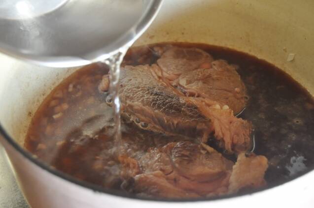 牛すね肉の赤ワイン煮の作り方の手順2