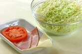 野菜たっぷり！チーズとベーコンのキャベツコールスローサンドイッチの作り方1