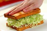 野菜たっぷり！チーズとベーコンのキャベツコールスローサンドイッチの作り方6