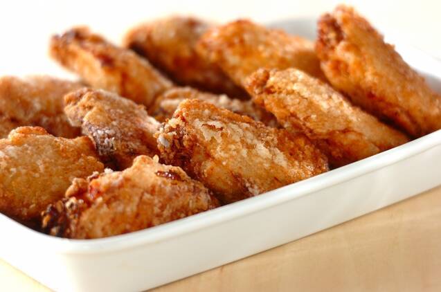 白い容器に盛りつけられた手羽先の塩麹からあげ