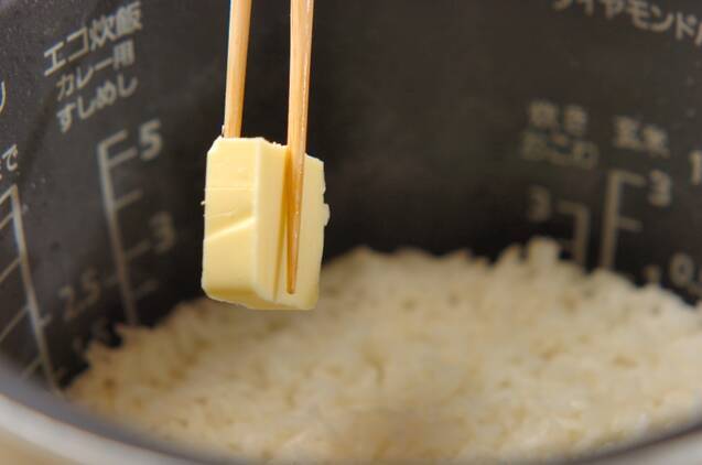 炊飯器で簡単 コク旨 バターライスの作り方の手順3