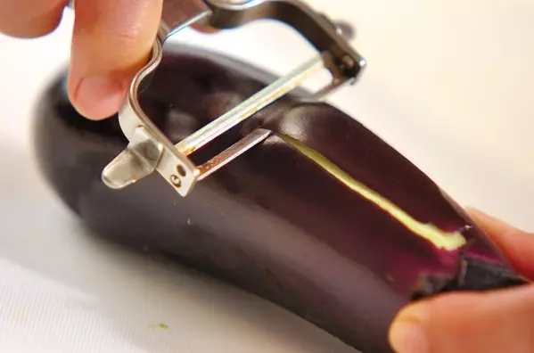 簡単絶品!ツナとナスのトマトソースパスタの下準備1