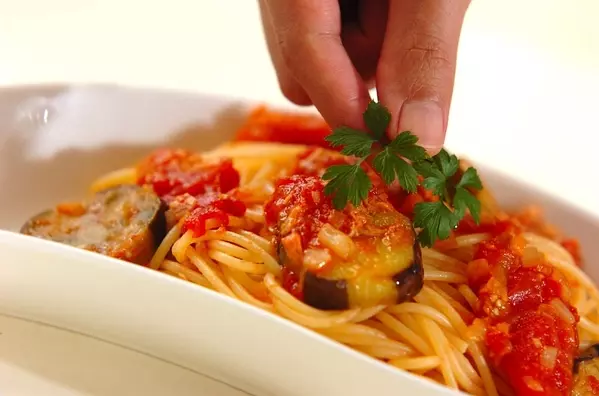簡単絶品!ツナとナスのトマトソースパスタの作り方5