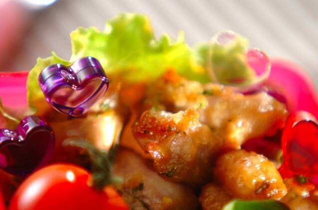 皿に盛り付けられたインドネシア風焼き鳥