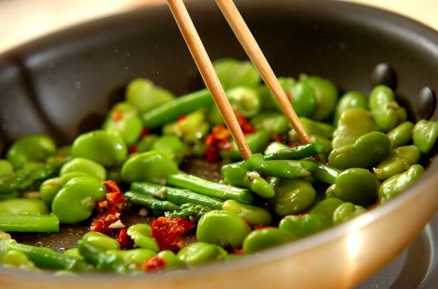 ソラ豆とドライトマトのペペロンチーノの作り方の手順4