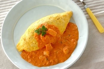 トマトクリームソースのオムライス