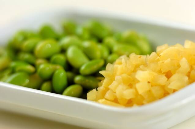 枝豆とたくあんの混ぜご飯の作り方の手順2