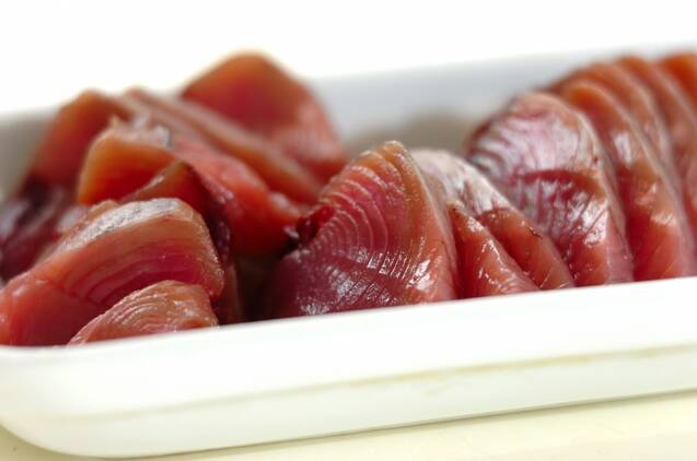 カツオとルッコラのサラダの作り方の手順1