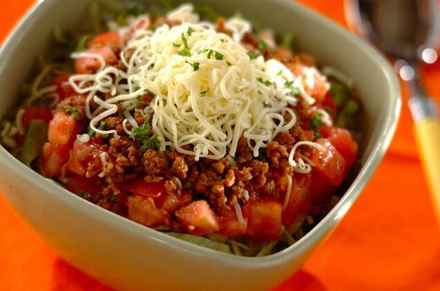 四角い丼皿に盛られたタコライス丼