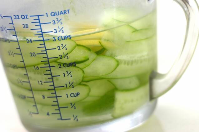 キュウリとレモンのデトックスウォーターの作り方の手順2