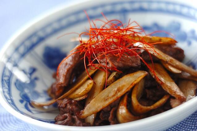 白地に青いで模様が描かれた牛肉切り落としとごぼうの炒め物