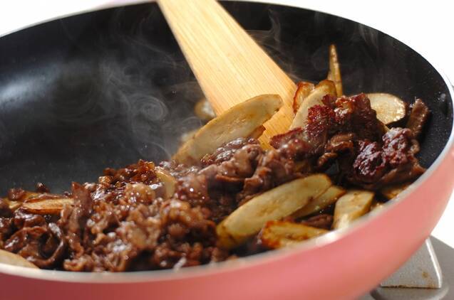 牛肉とゴボウのオイスター炒めの作り方の手順2