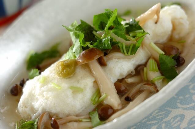 白い器に盛り付けられた、しめじあんの蕪蒸し