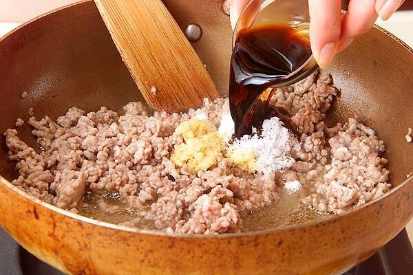 豚肉入り納豆キムチ丼の作り方の手順1