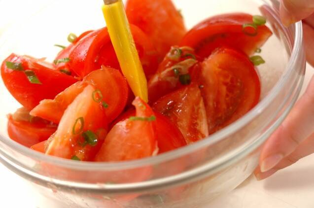 麺つゆ使って10分！トマトとツナのサラダの作り方の手順2