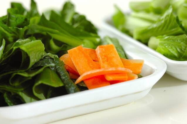 子供も大好き！小松菜とベーコンのオイスター卵炒め by谷本 啓子さんの作り方の手順1