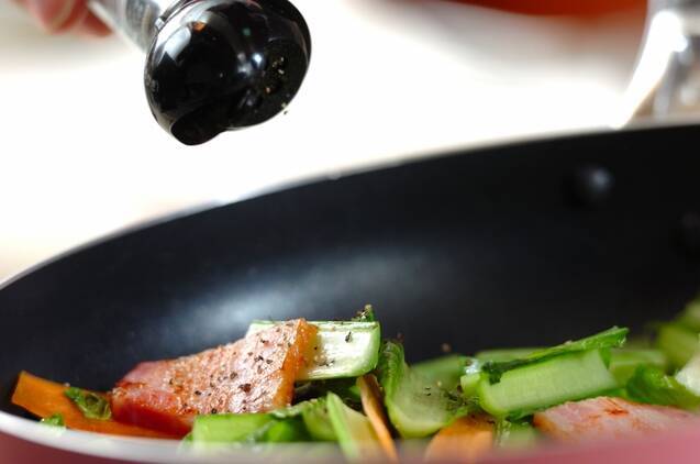 子供も大好き！小松菜とベーコンのオイスター卵炒め by谷本 啓子さんの作り方の手順3