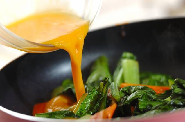 子供も大好き！小松菜とベーコンのオイスター卵炒め by谷本 啓子さんの作り方の手順5