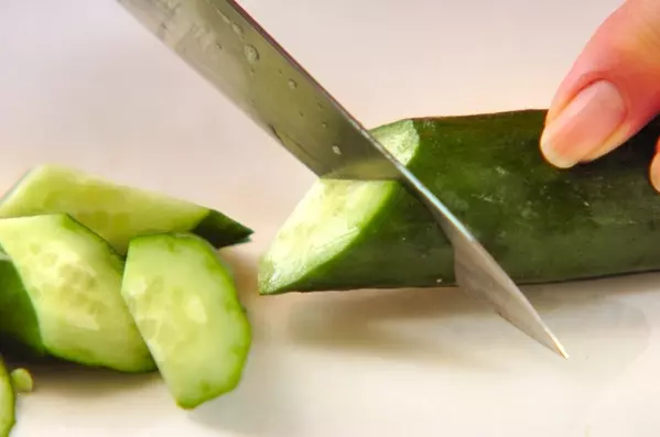 あともう一品に!キュウリのポン酢漬けの下準備1
