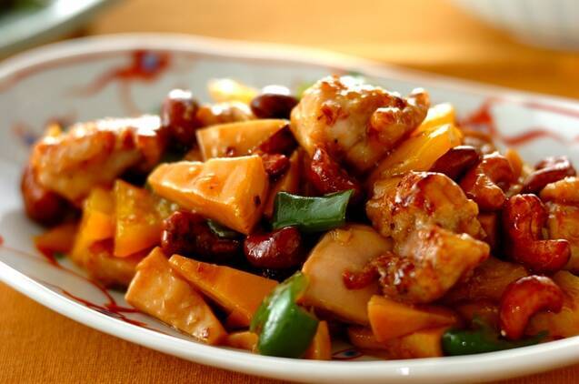 先に油で揚げたカシューナッツと鶏肉を筍やピーマンなどと一緒に炒めた本格的な中華のひと品。