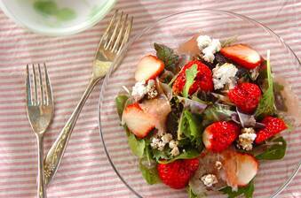 イチゴと生ハムのサラダ