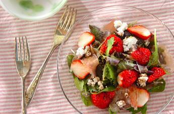 イチゴと生ハムのサラダ