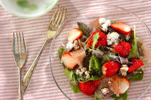 ガラスの器に盛り付けたいちごと生ハムのサラダ