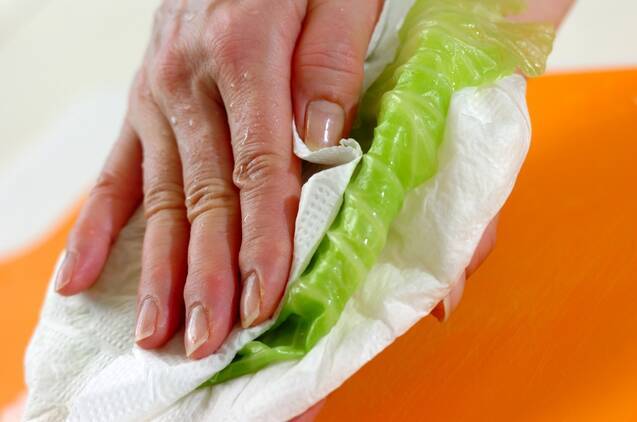 そぼろ寿司のキャベツ巻きの作り方の手順1