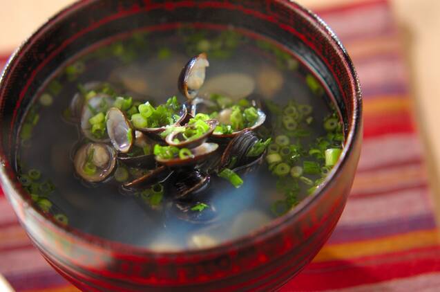 赤茶色のお椀に盛られ、小ねがたっぷりかかったしじみのとろみ汁