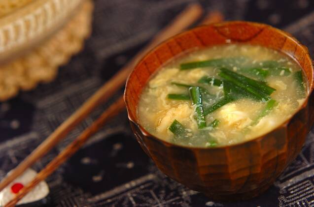 いりこだしのニラ玉みそ汁
