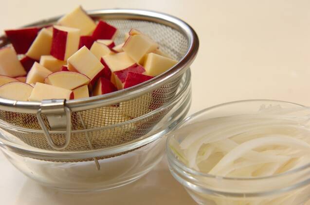 サツマイモと鶏肉のクリーム煮の作り方の手順1