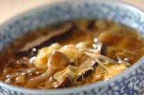 卵がふわとろ！簡単卵とたっぷりキノコのスープ by野口 ゆかさん