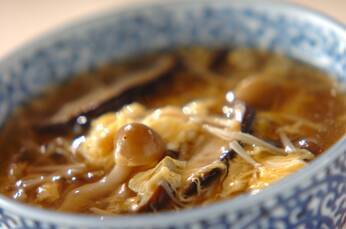 卵がふわとろ！簡単卵とたっぷりキノコのスープ by野口 ゆかさん