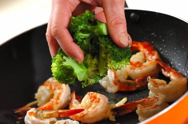 エビとブロッコリーの塩炒めの作り方の手順4